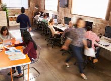 Människor arbetar i en trendig lokal