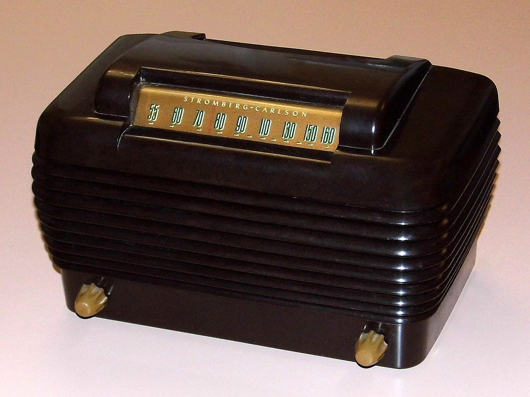 En svart vintageradio från Stromberg-Carlson med art deco-design som illustrerar värdet i äldre föremål.